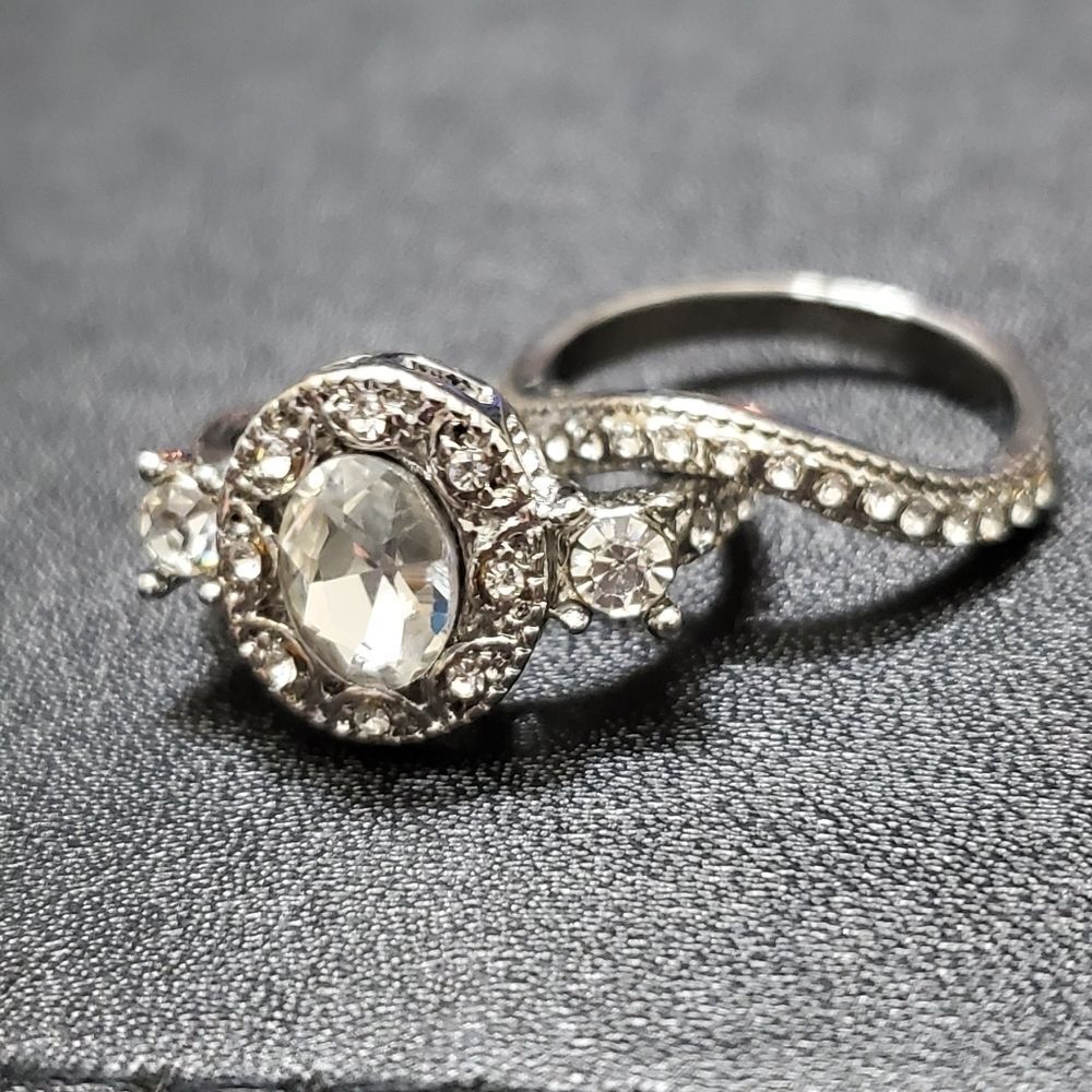 Silver tone ring with rhinestones set size 7.5